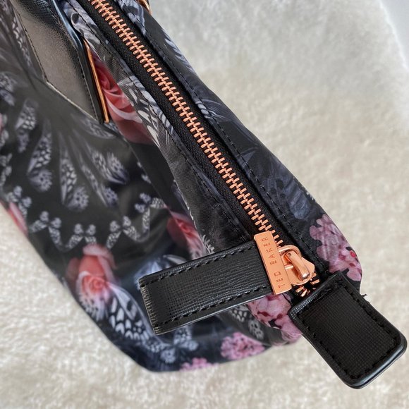 Ted Beaker Large Black Weekend/Travel Tote Bag 18"L x 8"W x 15"H - Picture 6 of 11